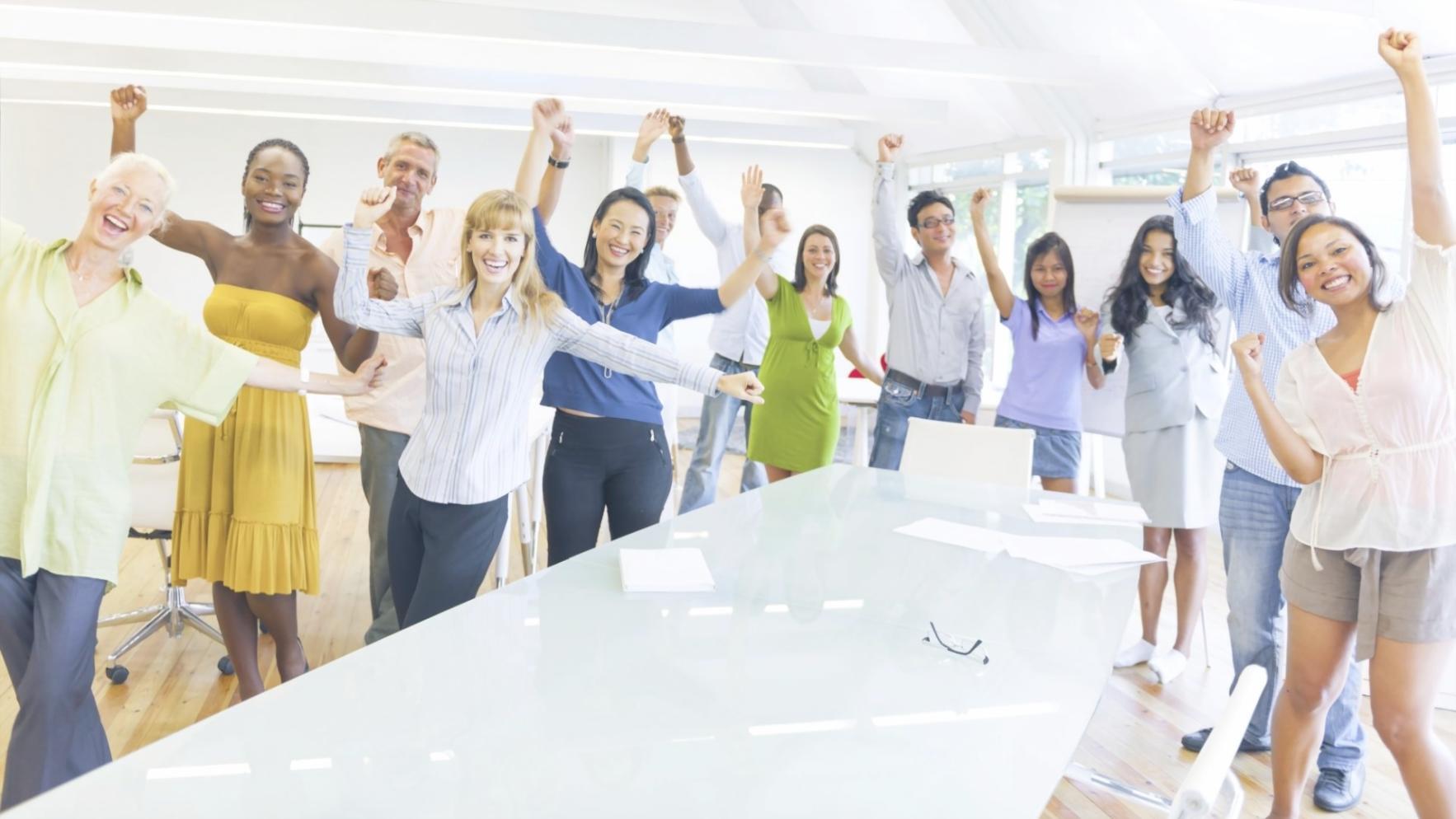 Ambiente de trabalho com análise financeira e ferramentas de software
